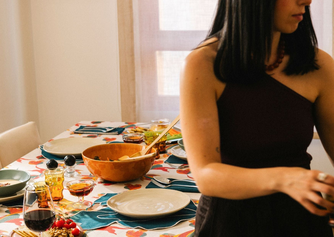 La mesa como escenario social: por qué recibir en casa es el nuevo lujo