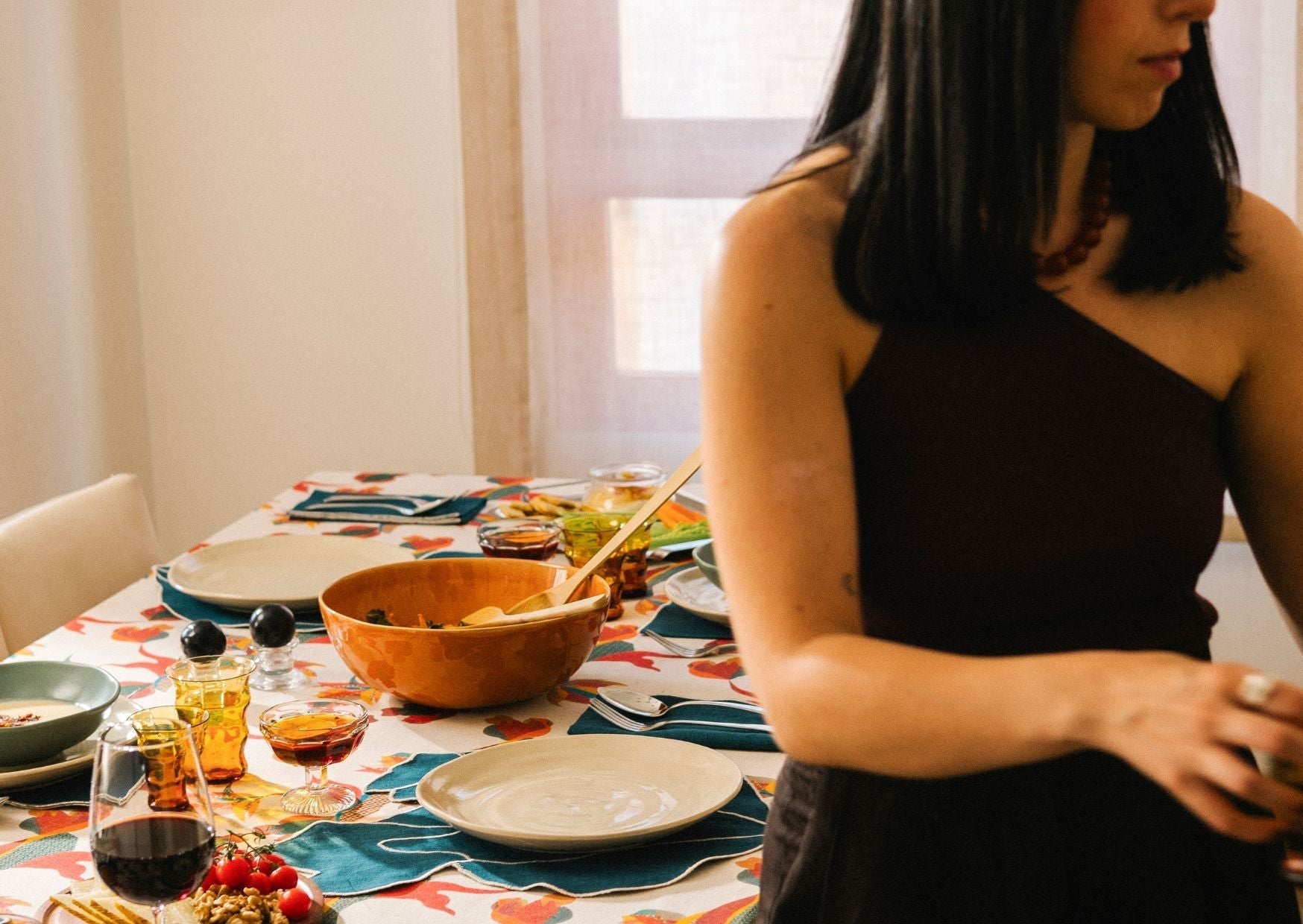 La mesa como escenario social: por qué recibir en casa es el nuevo lujo