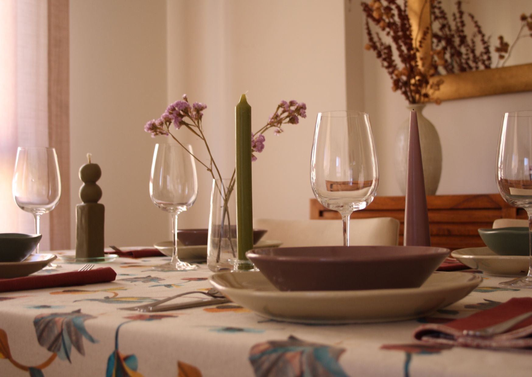 Vajilla de cerámica y textiles de autor: el tándem perfecto para una mesa con personalidad