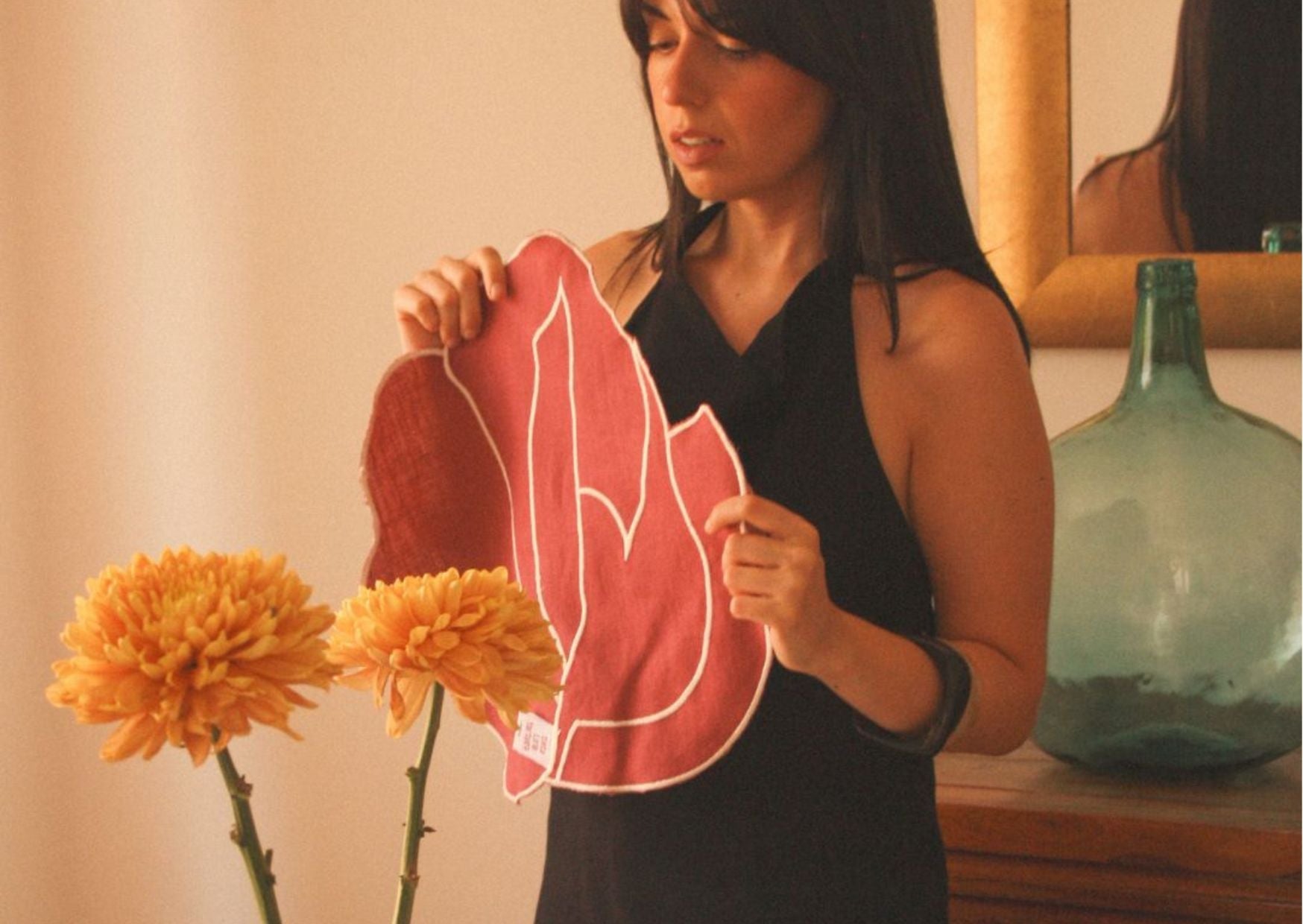 Cómo decorar una mesa con personalidad: el arte del collage en tu comedor