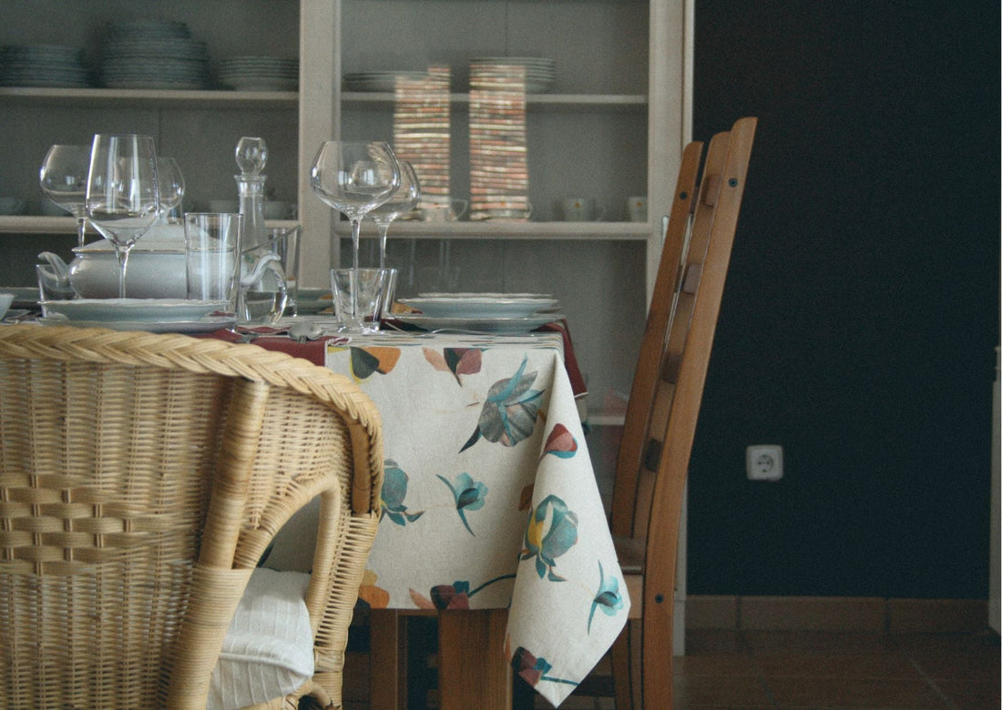 Cómo combinar un mantel de diseño para crear mesas diferentes
