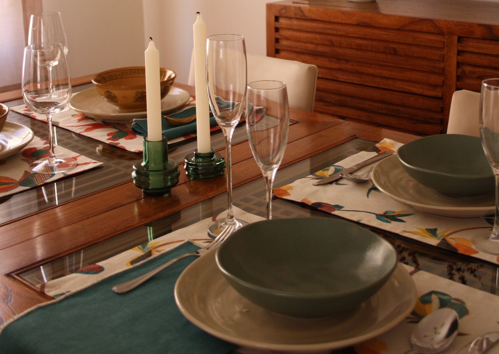 Guía de tablescaping para principiantes: cómo poner correctamente la mesa sin seguir el protocolo